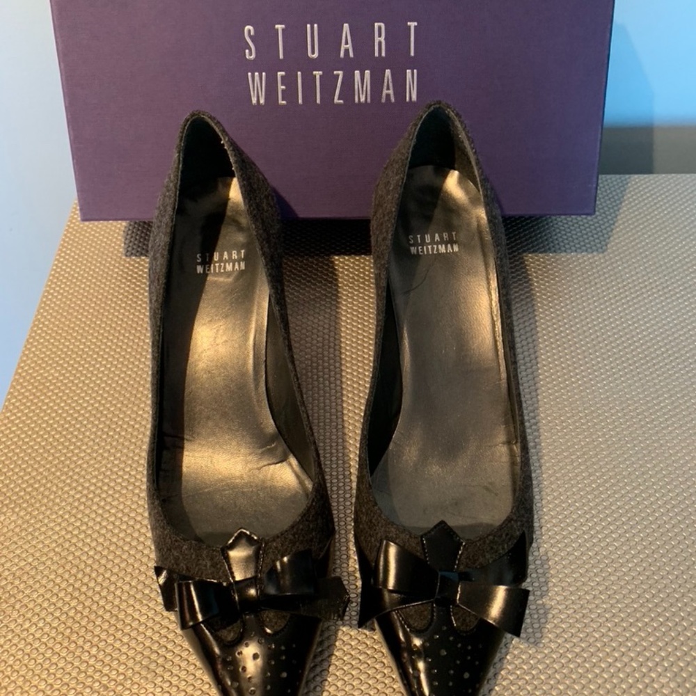 Stuart Weitzman Gray flannel and black pump